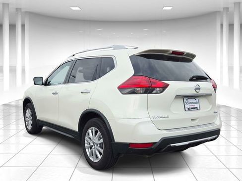 Used 2017 Nissan Rogue SV image 3