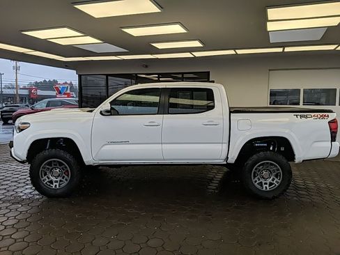 Used 2019 Toyota Tacoma TRD Sport image 8