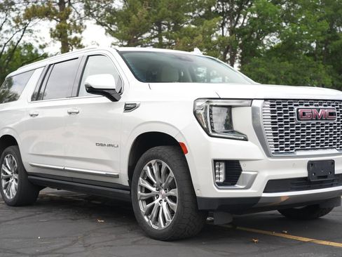 Used 2023 GMC Yukon XL Denali w/ Denali Reserve Package AWD/4WD image 7