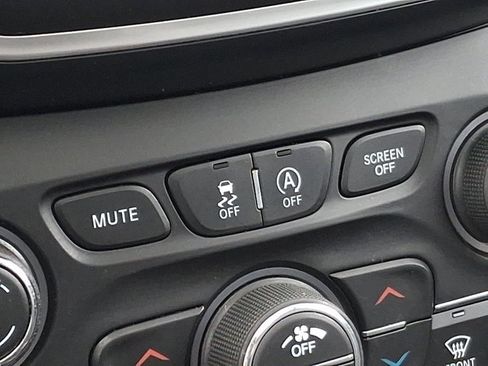 Used 2019 Jeep Cherokee Latitude Plus w/ Comfort/Convenience Group image 24