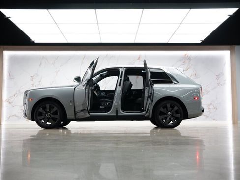 Used 2020 Rolls-Royce Cullinan AWD/4WD image 32