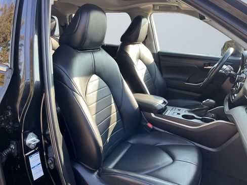 Used 2022 Toyota Highlander XLE image 16