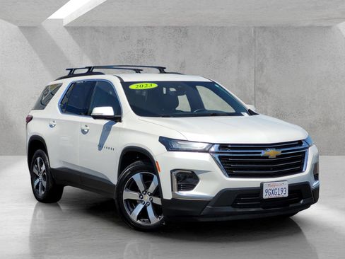 Used 2023 Chevrolet Traverse LT w/ LT Premium Package AWD/4WD image 1