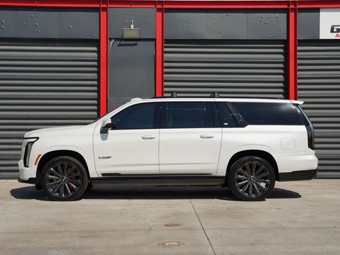Used 2025 Cadillac Escalade ESV V AWD/4WD image 8