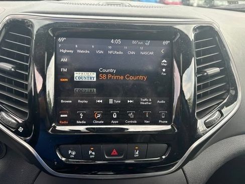 Used 2019 Jeep Cherokee Overland w/ Technology Group AWD/4WD image 13