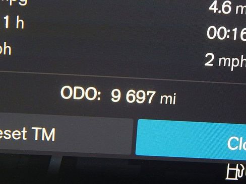 Certified 2025 Volvo XC90 B6 Plus image 32