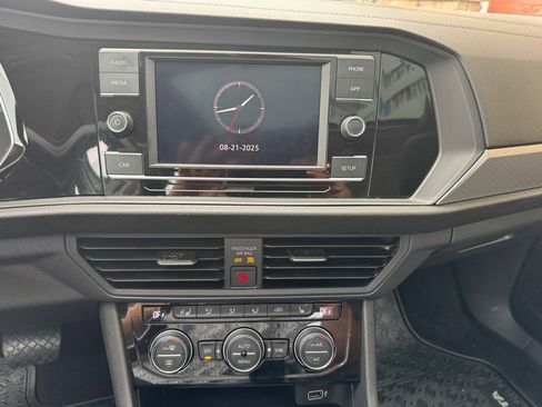 Used 2019 Volkswagen Jetta SE w/ Cold Weather Package image 10