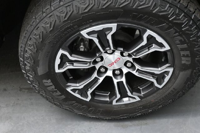 Used 2025 GMC Canyon AT4 w/ Technology Plus Package AWD/4WD image 34