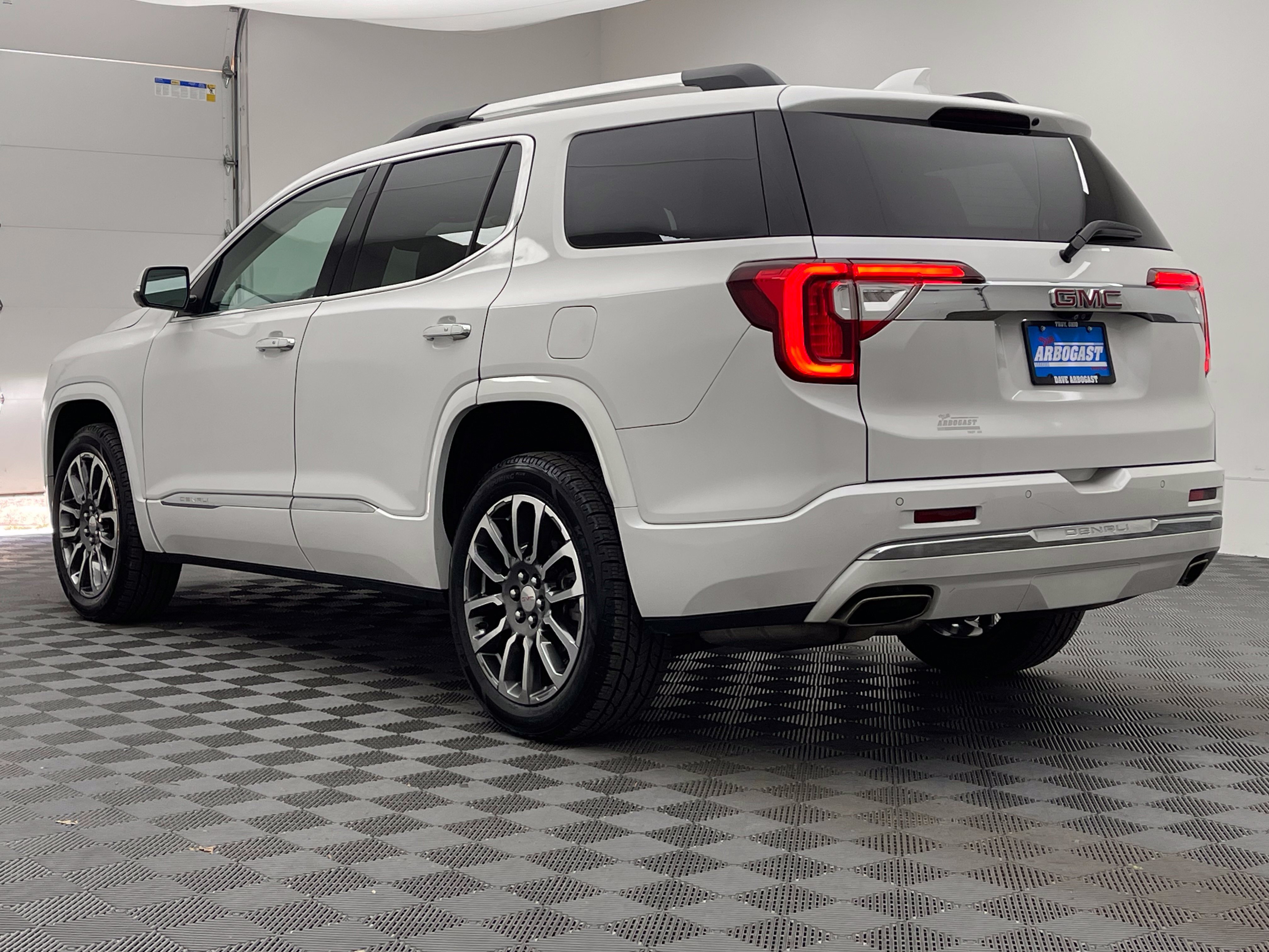 Used 2020 GMC Acadia Denali w/ Technology Package FWD image 11