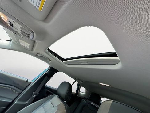 Used 2026 Chevrolet Trax LT w/ Sunroof Package FWD image 17