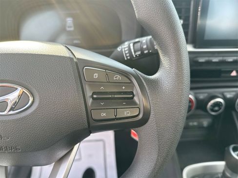 Used 2024 Hyundai Venue SE image 18