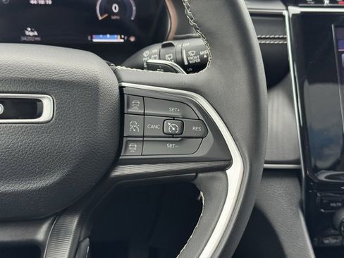 Used 2023 Jeep Grand Cherokee Laredo image 27