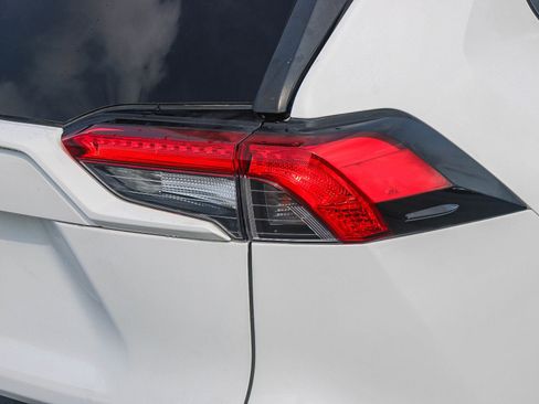 Used 2021 Toyota RAV4 LE image 10