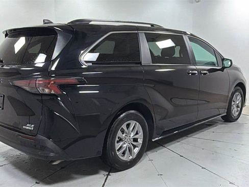 Used 2024 Toyota Sienna XLE image 5