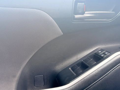 Used 2022 Toyota Highlander L FWD image 27