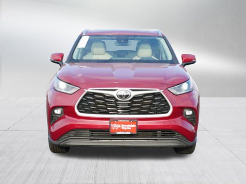 Certified 2021 Toyota Highlander XLE image 2