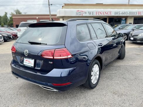 Used 2018 Volkswagen Golf S image 3