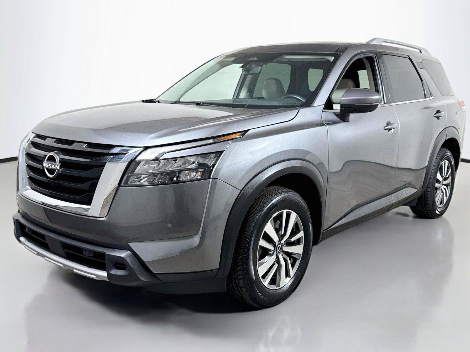 Used 2025 Nissan Pathfinder SL FWD image 1