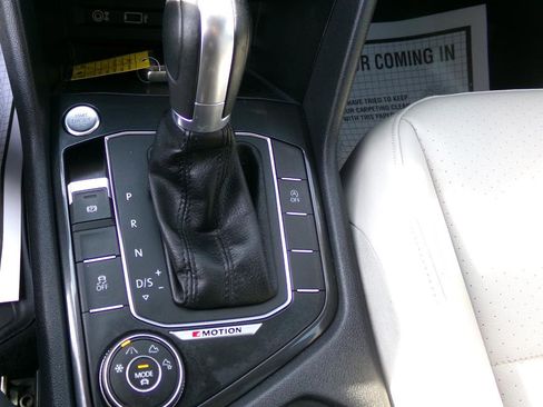 Used 2018 Volkswagen Tiguan SE image 14