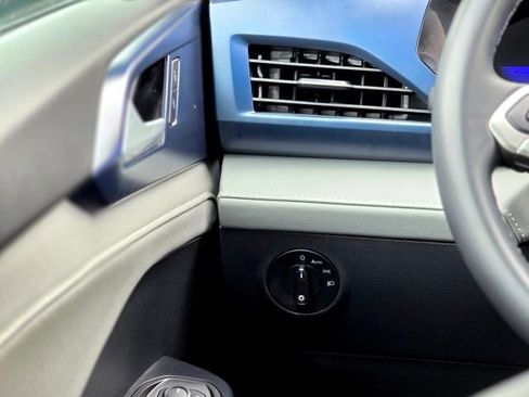 Used 2024 Volkswagen Taos SE image 16