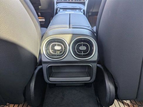 Used 2025 Mercedes-Benz C 300 Sedan image 21