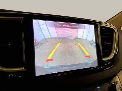 Used 2023 Chrysler Pacifica Touring-L FWD image 20