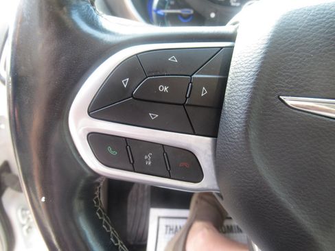 Used 2021 Chrysler Pacifica Touring-L FWD image 30