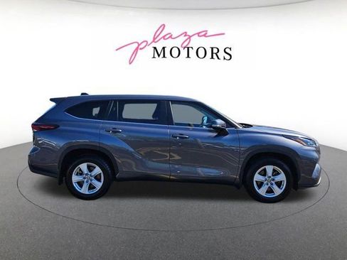 Used 2024 Toyota Highlander LE AWD/4WD image 4