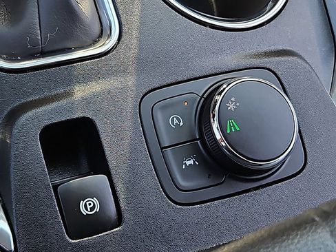 Certified 2023 Chevrolet Traverse LT FWD image 24