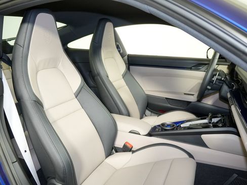 Certified 2025 Porsche 911 Carrera RWD image 40