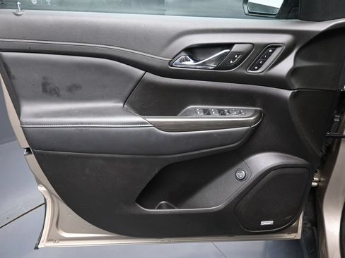 Used 2023 GMC Acadia SLT w/ Preferred Package FWD image 10
