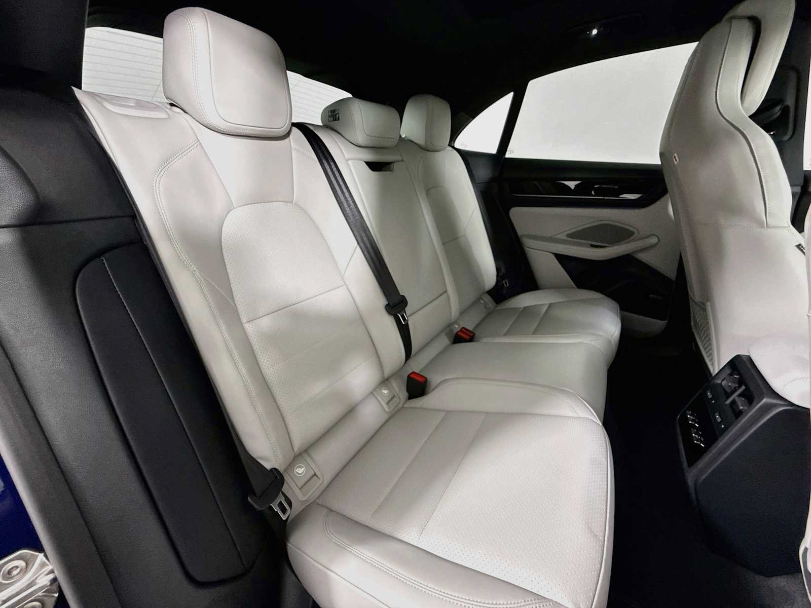 Used 2026 Porsche Macan Electric RWD image 28