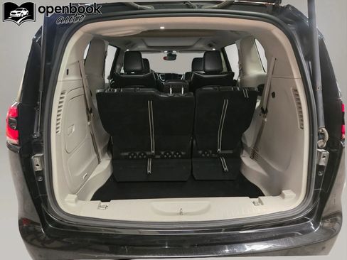 Used 2023 Chrysler Pacifica Limited FWD image 19