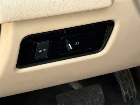 Used 2017 Jaguar XF Premium image 19