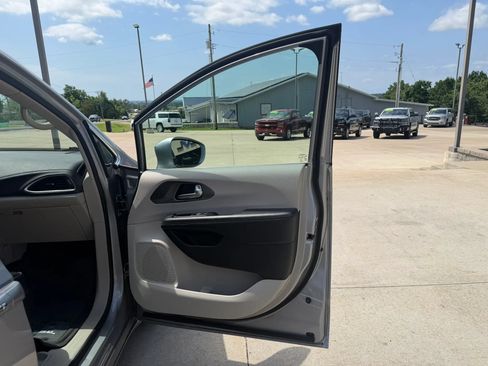 Used 2018 Chrysler Pacifica Limited FWD image 49
