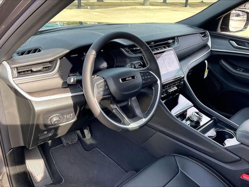 New 2025 Jeep Grand Cherokee L Limited image 8