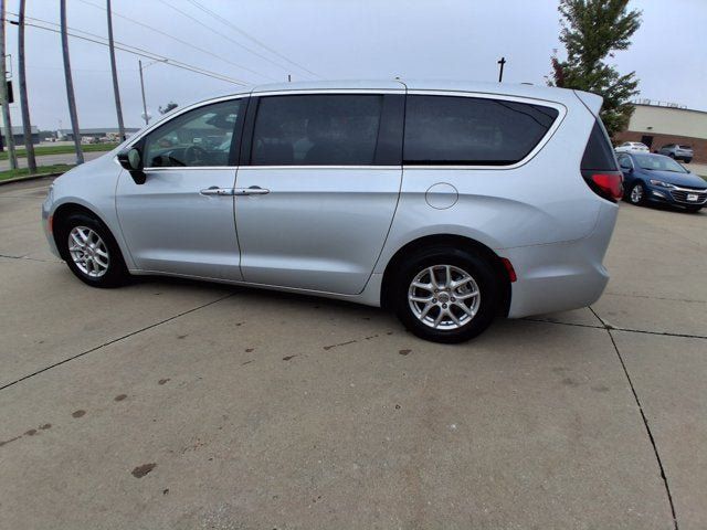 Used 2024 Chrysler Pacifica Touring-L FWD image 2