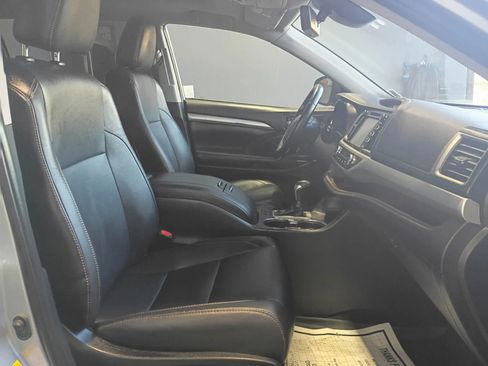 Used 2019 Toyota Highlander XLE image 19