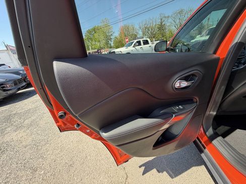 Used 2021 Jeep Cherokee Latitude Plus w/ Sun & Sound Group AWD/4WD image 13