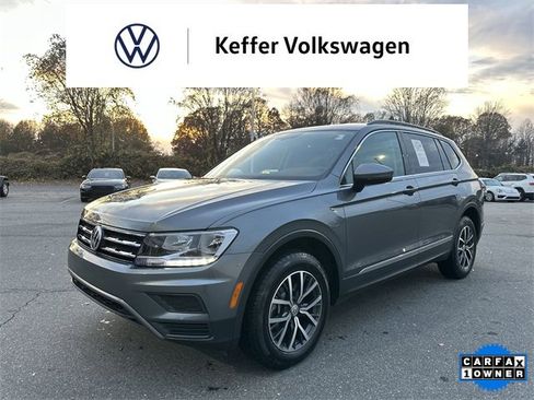 Used 2020 Volkswagen Tiguan SE image 1