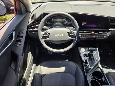 Used 2025 Kia Niro EX FWD image 12