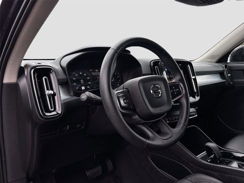 Used 2022 Volvo XC40 T5 Momentum image 10
