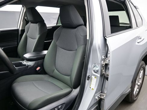Used 2025 Toyota RAV4 XLE AWD/4WD image 12
