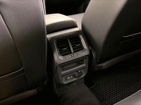 Used 2023 Volkswagen Tiguan SE image 36