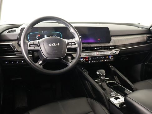 Used 2024 Kia Telluride EX w/ EX Captain's Chair Package FWD image 2