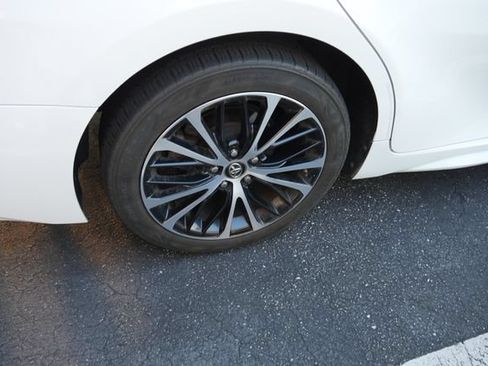 Used 2018 Toyota Camry SE w/ Moonroof Package FWD image 12