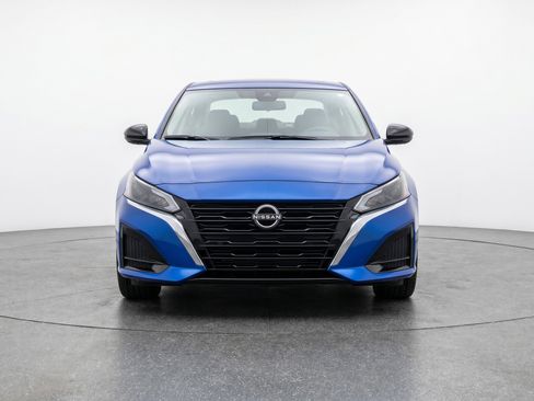 Used 2025 Nissan Altima 2.5 SV FWD image 2