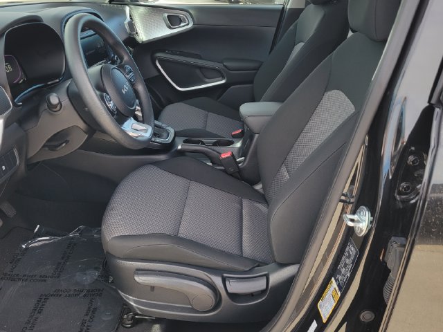 Certified 2025 Kia Soul LX w/ LX Technology Package FWD image 9