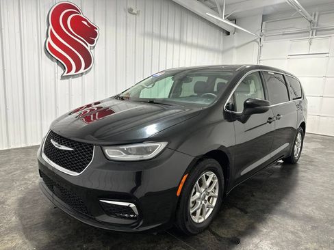 Used 2023 Chrysler Pacifica Touring-L FWD image 1