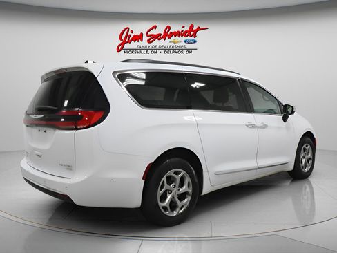 Used 2023 Chrysler Pacifica Limited AWD/4WD image 5